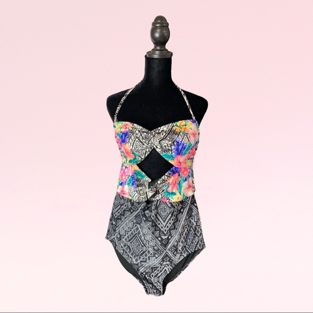 NWOT One piece swimsuit floral printed medium